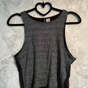 Linne - Ett fint linne i storlek M men en S och XS kan också ha för det är väldigt mjukt och stretchig. Glittret faller inte va och har använts några gånger.