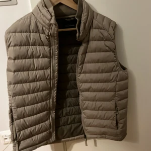 Dun Väst  - Jag säljer den här väldigt sköna västen som är köpt på dressman för 800kr skicket är 10/10 knappt använd perfekt nu till vår och sommar 👍