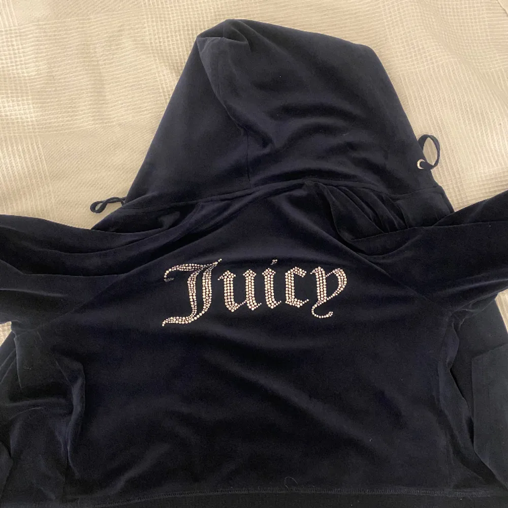 En marinblå Juicy couture zip up hoodie i utmärkt skick, storleken är XL och jag skulle säga att den passar L/XL.. Hoodies.