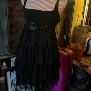 VACKER KLÄNNING  - Så fin klänning med rosett💗🎀 Jag älskar den men aldedes för liten för mig🥲 