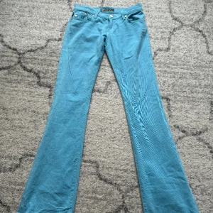 Färgglada blåa lågmidjade jeans  - De säljs eftersom de är för små och har därför inga bilder på😅 Innerbenslängd 81 cm, midja 33-34 cm☀️