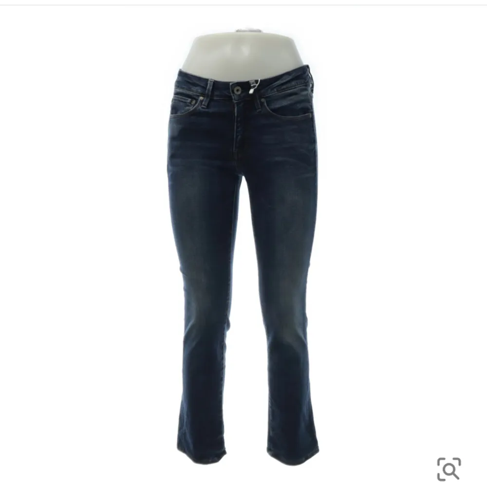 Skitcoola o snygga g star raw jeans i mörkblå fade med straight/bootcut modell😍aldrig använd av mig utan har köpt den på sellpy och ångrar köpet. Jeans & Byxor.