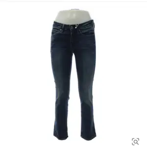 Skitcoola o snygga g star raw jeans i mörkblå fade med straight/bootcut modell😍aldrig använd av mig utan har köpt den på sellpy och ångrar köpet