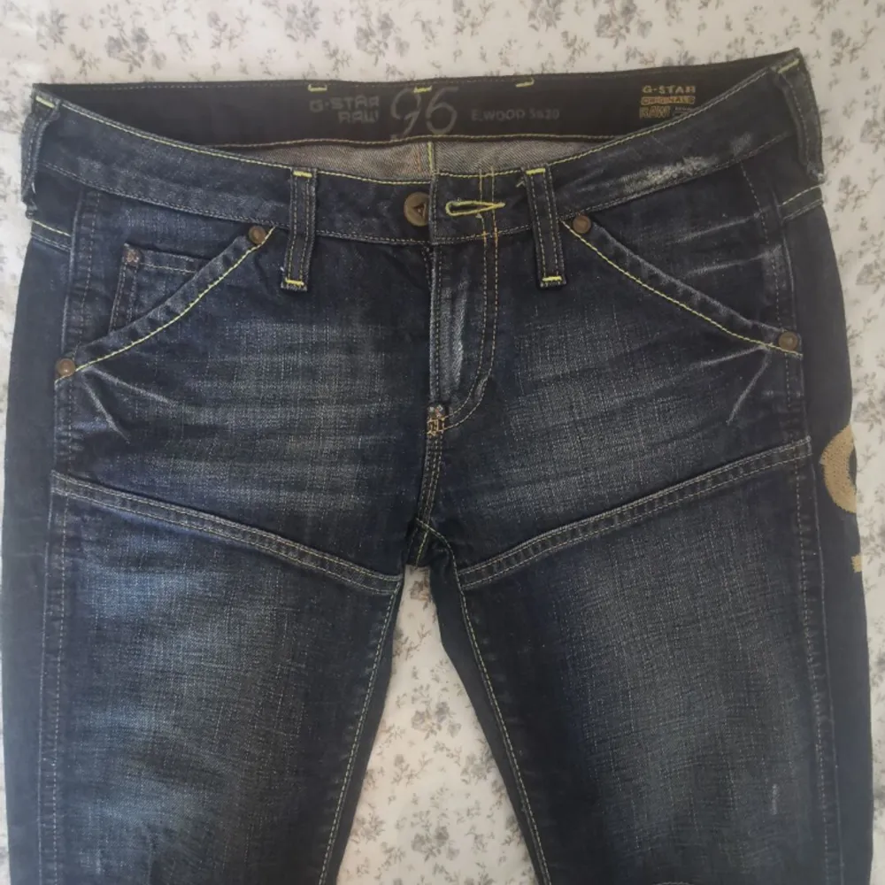Skitsnygga g star raw jeans som ja köpt från sellpy men ångrar mitt köp🥂 aldrig använd av mig😋straight modell men den sitter lite som bootcut. Jeans & Byxor.