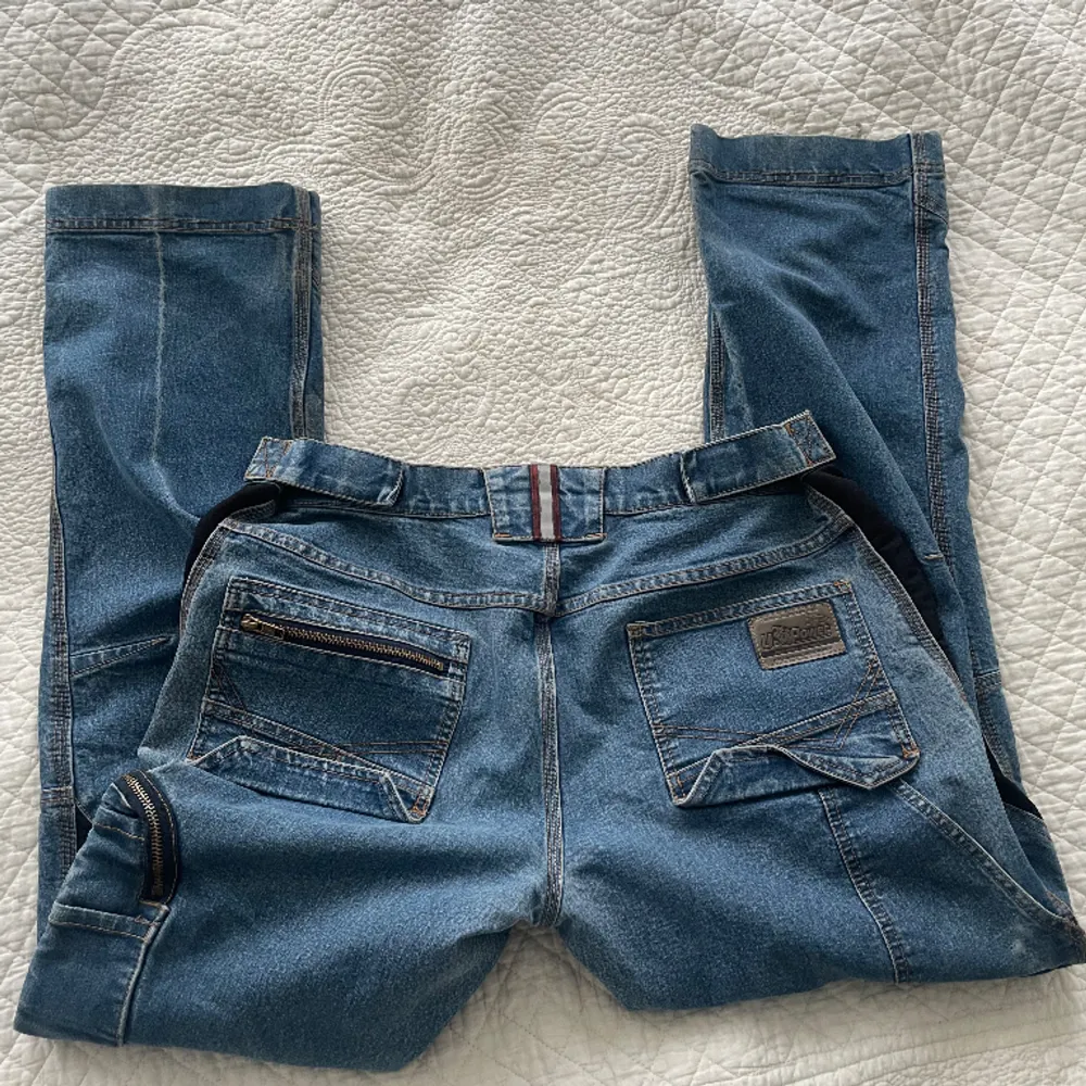 M. Relativt bra skick: lite slitningar längst ner och dragtappen på fickan till höger är borta.. Jeans & Byxor.