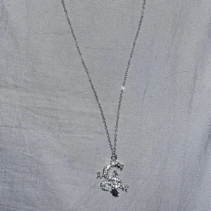 halsband - otroligt coolt halsband  bra skick! kom inte ihåg vart den är ifrån tyvärr