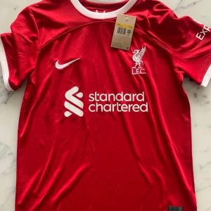Liverpool 23/24 - Den är helt ny, sitter jättebra, inget nummer bakom‼️