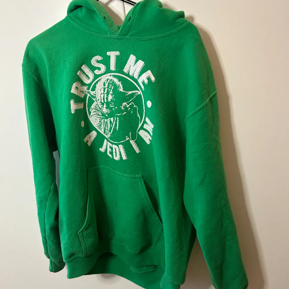 Ok skick, lite urtvättat Mönster. Hoodies.