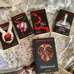 Twilight böcker  - Hela Twilight bokserien på svenska i mycket fint skick. Endast de första två har lästs så på de syns minimala tecken på användning men alla böcker är utan defekter.  