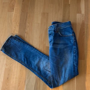 Nudie Grim Tim🍾 - Hejsan, säljer nu dessa riktigt feta trendiga Nudie jeansen. Modellen på jeansen är grim tim🍾. Storleken är 30/32. Skicket på jeansen är 9/10. Tveka inte av att höra av dig vid frågor eller funderingar. Priset är ej hugget i sten🥂