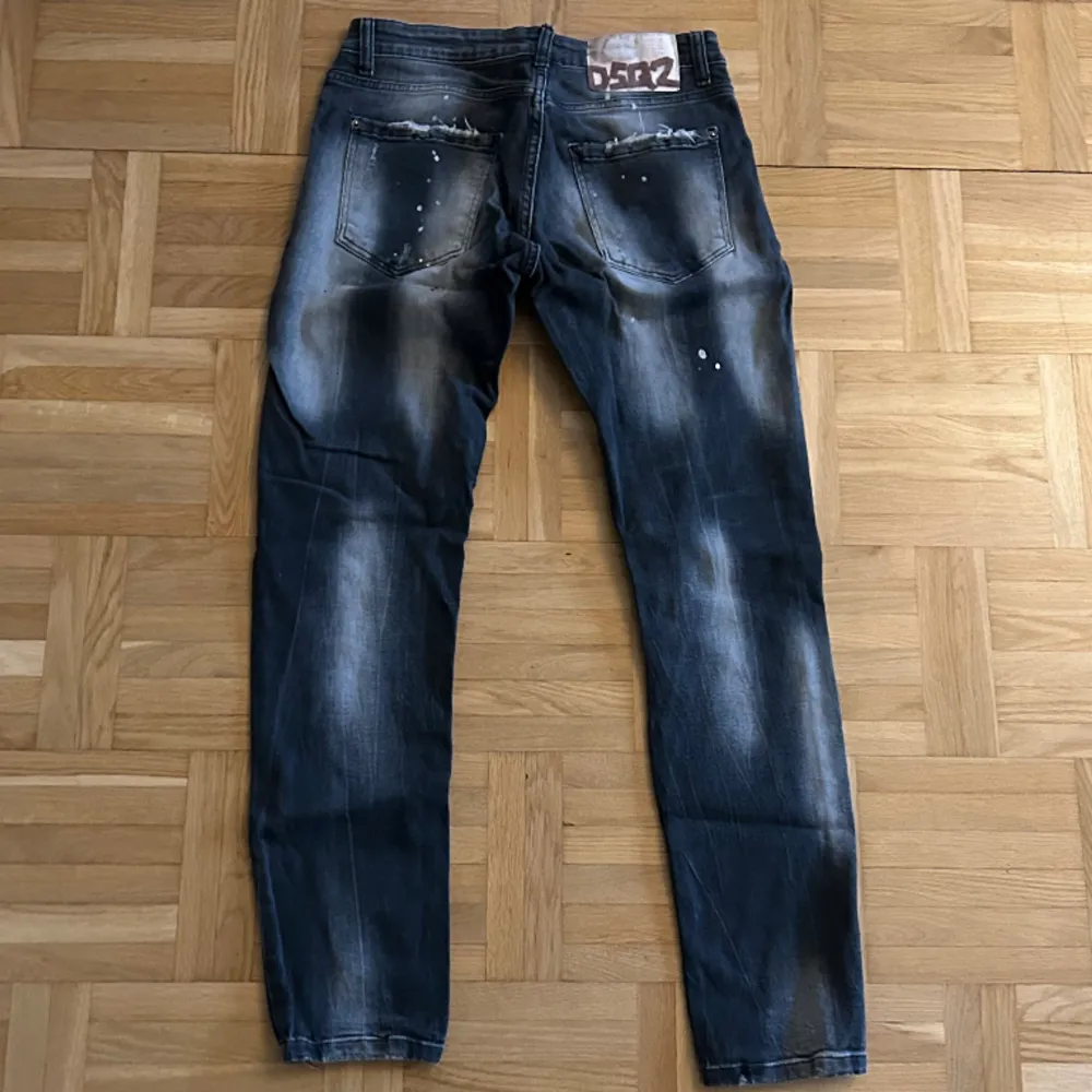 Size 30 i midja, passar dig mellan 170-180. Nyskick. DM här eller på ig vid frågor :). Jeans & Byxor.