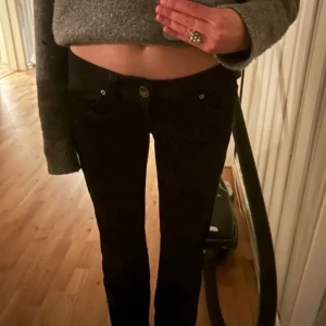 Only jeans - Säljer dessa superfina lågmidjade jeans från only, dom är raka/ lite utsvängda i benen och i mycket bra skick