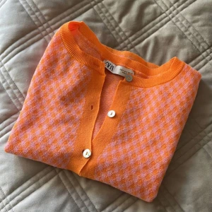 Kofta - Så söt kofta/bolero! Den är rosa, orange med glitter! Super gullig och perfekt till sommaren, går att ha både knäppt elle uppknäppt över en annan tröja🧡