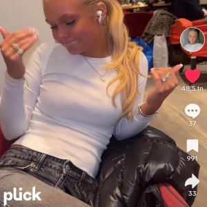 Topp - Säljer denna tröja från Gina!! Superfint skick, endast använd några få ggr. Säljer då den inte kommer till användning.❣️❣️❣️