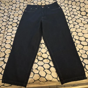Santa Cruz jeans 32 - Helt nya Santa cruz jeans i stolek 32 lite tapered men inte så mycket 