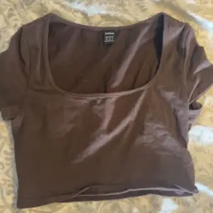 Säljer en brun topp/t-shirt från SHEIN, använd fåtal gånger💕