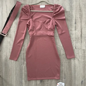 ASOS klänning - Oanvänd ASOS klänning- endast testat! Prislappen är på. Bälte till klänning medföljer.