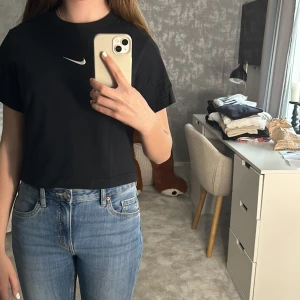 Svart Nike träningströja  - Svart Nike tränings tröja från Nike , jätte skön kort i modellen, rätt så ny, passa på innan nån annan hinner före🖤