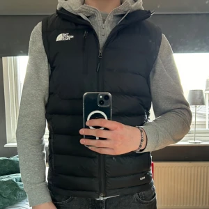 The north face väst - Säljer nu denna sjukt snygga north face väst då den börjar bli lite liten. Säljer den för 499 då den är väldigt sparsamt använd och köptes för 2100 på zalando förra året.