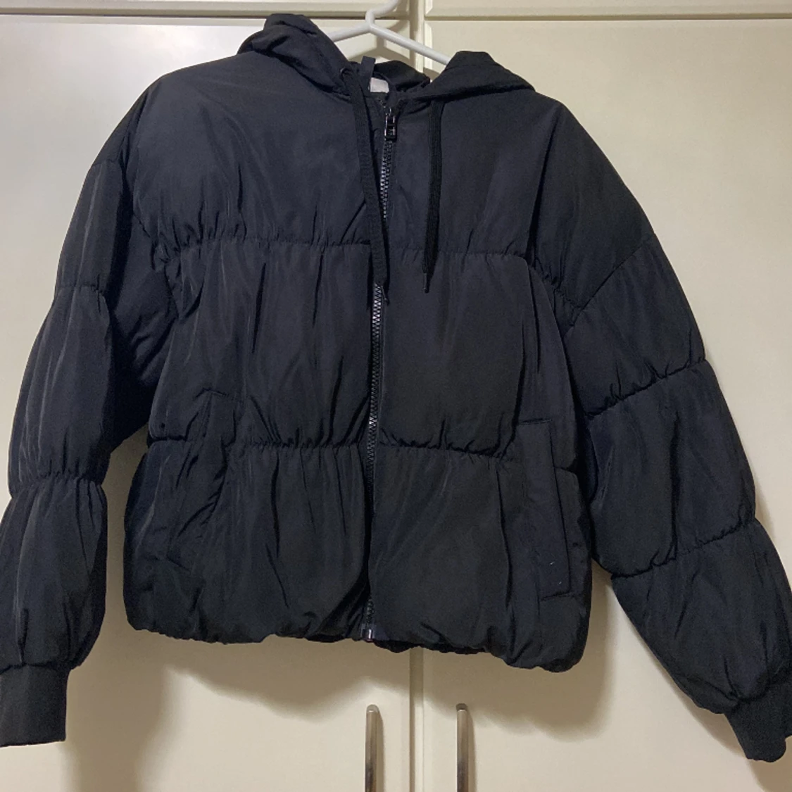 En svart vinter jacka 