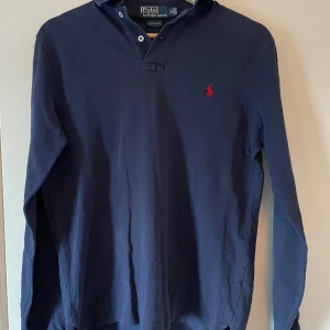 Ralph Lauren pikè - Hej säljer en Ralph lauren Piké i fint skick. Använd några gånger men sparsamt.  (Priset kan diskuteras)