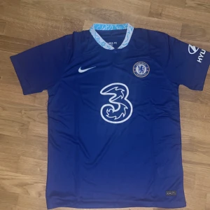 Chelsea tröja 22/23 - Chelsea hemmaställ från säsongen 2022/2023. Tröjan är storlek XL och har aldrig använts. Hör av dig vid intresse eller fler frågor😊 /Filip