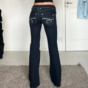 Lågmidjade jeans  - midjemått: 36cm rakt över, innerbenslängd: 80cm 💗 