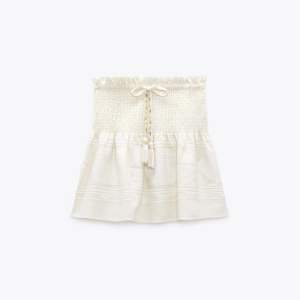 Säljer denna fina somriga kjol från zara. Köpt förra året och använd fåtal gånger men i bra skick. 