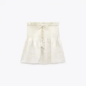 Säljer denna fina somriga kjol från zara. Köpt förra året och använd fåtal gånger men i bra skick. 