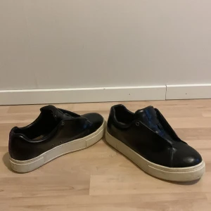 Eytys - Storlek 42 Snygga skor som är herrskor. Skick 8/10, finns lite skrapmärken men inget stort  Nypris 2100kr Säljer för 500kr💯
