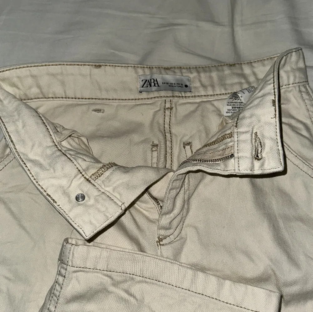Super snygga mid waste jeans från zara i super bra skick!! . Jeans & Byxor.