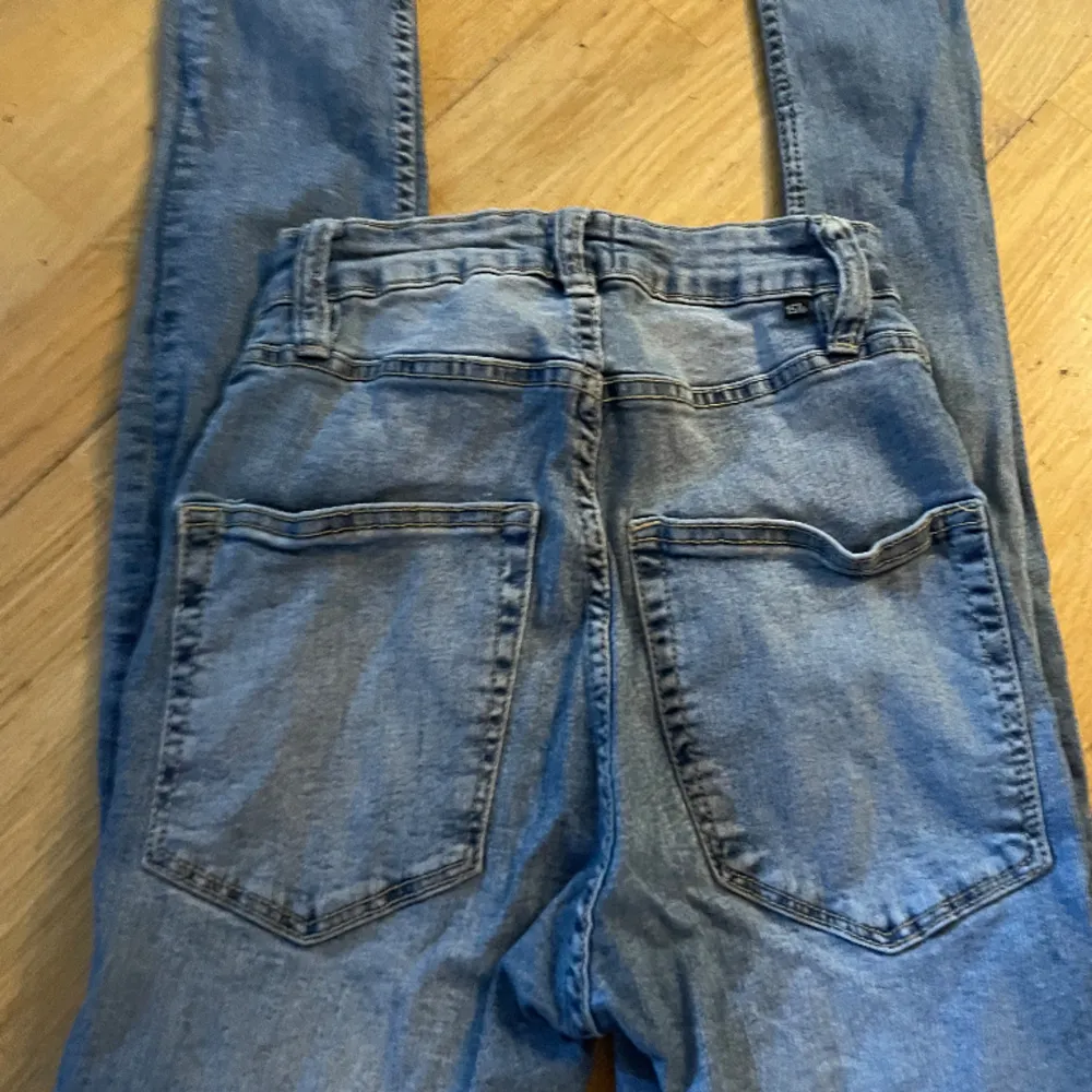 Jeans ifrån lager 157, väger 395 gram så frakten blir 72 kronor. Fint skick.. Jeans & Byxor.