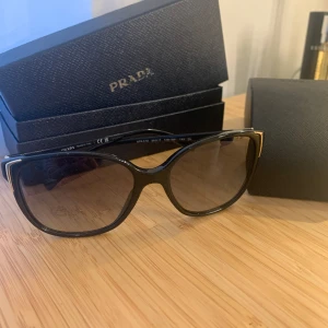 Prada solglasögon  - Sjukt snygga solglasögon från prada, helt oanvända, köpta i våras och har inga märken 😇🙌🏽❤️