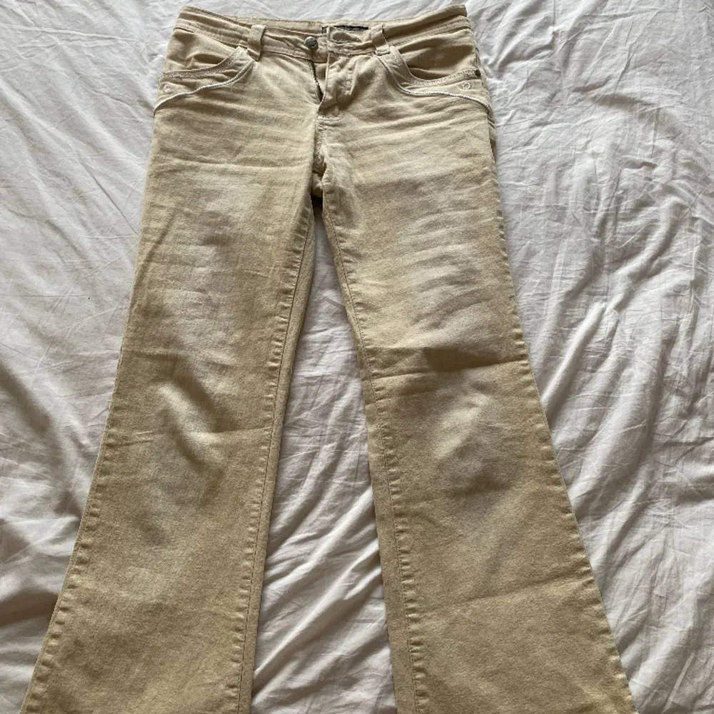 Säljer dessa lågmidjade bootcut jeans💕sjukt snygga men säljer då dom tyvärr är för korta för mig som är 170 och även lite små!. Jeans & Byxor.