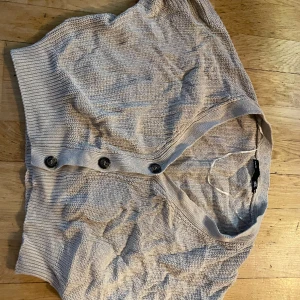 Stickad kofta - Stickad kofta ifrån lager 157, i storlek Xs, fint skick. Väger 319 gram så frakten blir 72 kronor. 