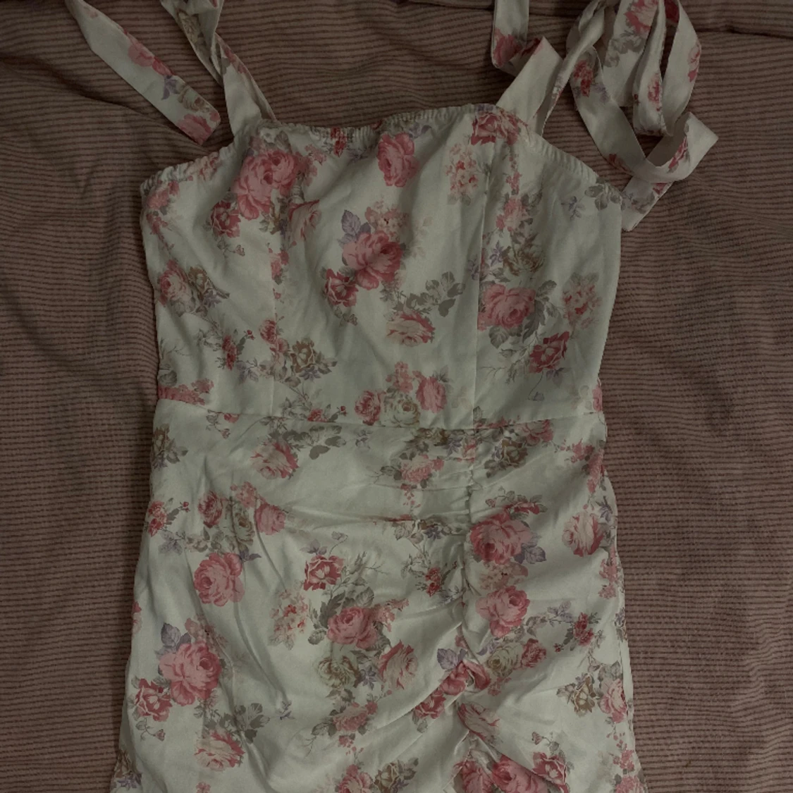 Orörd, åtsittande sommarklänning!