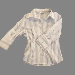 Söt vit skjorta med rosa/ljuslila (smått skimrande) ränder <3 Storlek:M/L  