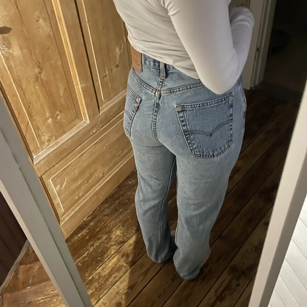 Jättefina jeans som är min mammas gamla, tyvärr passar de inte mig så bra. De är i jättefint skick och vill egentligen inte sälja men för rätt pris kan jag överväga det 🥰 Ge bud!. Jeans & Byxor.