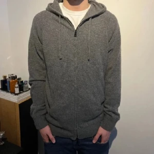 Kashmere hoodie 100% - Säljer nu denna 100% kashmere hoodie. Märket är singular society. Ganska så nubbig. Nypris ca 2500. 6/10 skick. Priset är inte ristat i Sten! 