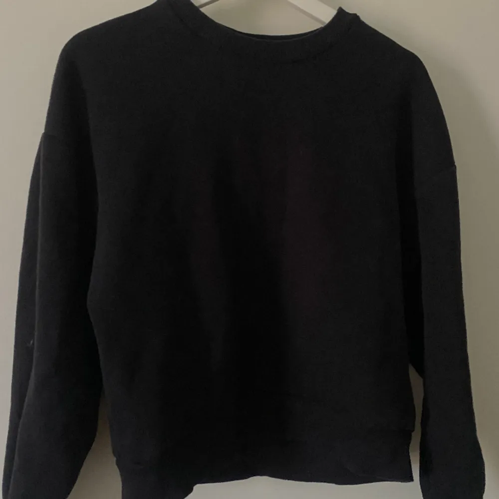 Säljer denna svarta sweatshirt ifrån Gina Tricot då den inte längre kommer till någon användning.. Tröjor & Koftor.