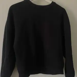 Säljer denna svarta sweatshirt ifrån Gina Tricot då den inte längre kommer till någon användning.