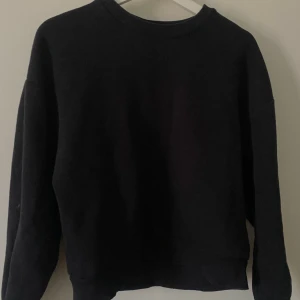Svart sweatshirt  - Säljer denna svarta sweatshirt ifrån Gina Tricot då den inte längre kommer till någon användning.
