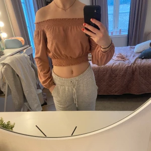 Axelkort tröja  - Fin rosa tröja som går vid axlarna Storlek xs