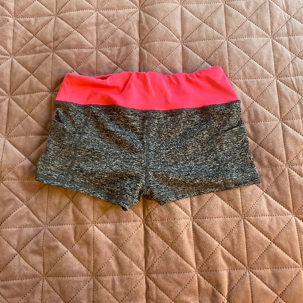 Tränings shorts med två fickor på sidorna Storlek M men liten i storleken så passar även S. Shorts.