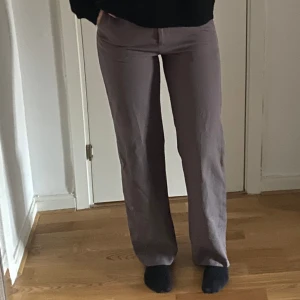 Kostymbyxor  - Säljer dessa gråa kostymbyxor från madlady då dom inte längre kommer till någon användning. Är 170 och dom är i bra längd på mig.