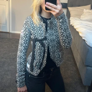 Odd Molly kofta - Odd Molly kofta i deras storlek 0, skulle säga att de motsvarar xs-s. Jättebra skick!