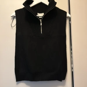 Väst - Som en väst men är ej igensydd i sidorna! Aldrig använd med prislapp. 