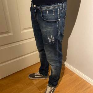 Säljer ett par feta Jacob Cohen jeans i grymt skick, storlek 32, nypris runt 6600 i den här modellen, hör av er vid frågor