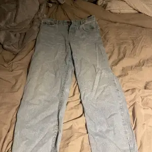 Snygga ”mom jeans” från bikbok. Använda 1 gång. Lite oversized i passformen.