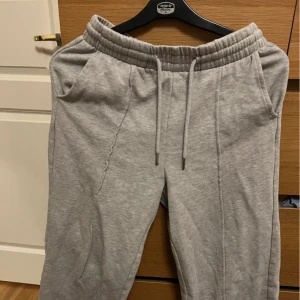 Snygga gråa mjukisar  - Snygga gråa mjukisbyxor från BikBok i stl XS. Sitter bra på med med Xs/S. Knappt använda av mig. Säljes för 49kr. Sitter supersnyggg på! 